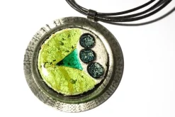 Halskette|Fusing Glasschmuck^Cristalica Halskette Brilliance mit mit Glasanhänger Green Dot Fusing (Lederband)