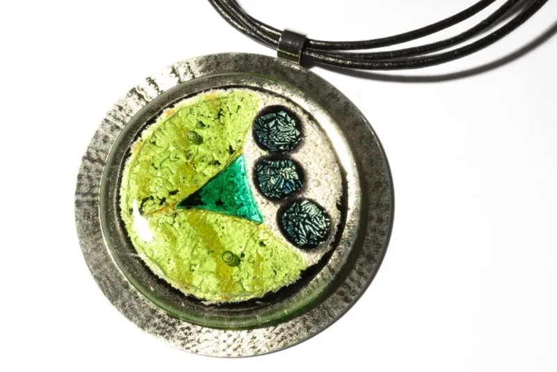 Halskette|Fusing Glasschmuck^Cristalica Halskette Brilliance mit mit Glasanhänger Green Dot Fusing (Lederband)