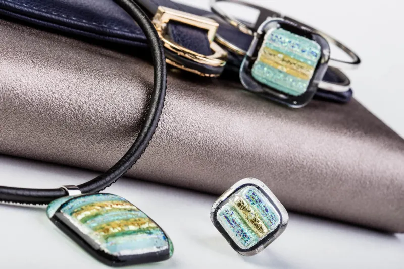 Halskette|Fusing Glasschmuck^Cristalica Halskette eckig mit Glasanhänger Green Fusing (Lederband)